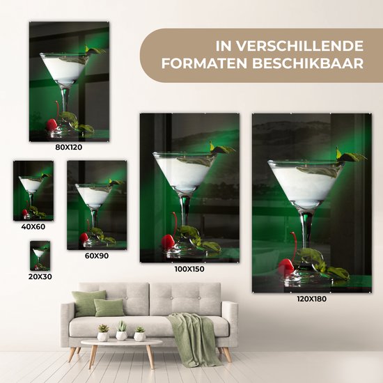 MuchoWow® Glasschilderij 40x60 cm - Schilderij acrylglas - Martini-cocktail met muntblad op een groene achtergrond - Foto op glas - Schilderijen