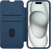 Geschikt voor Nillkin Apple iPhone 15 Qin Cloth hoesje Met Camera Slider - Blauw