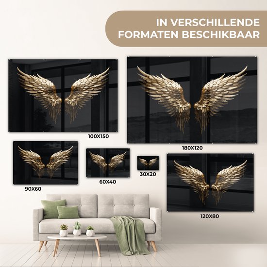 Verschillende formaten van gouden engelenvleugels op zwarte achtergrond boven een bank.