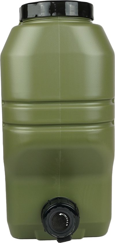 Olijfgroene jerrycan met ribbels, zwart kraantje aan de onderkant en zwart deksel.