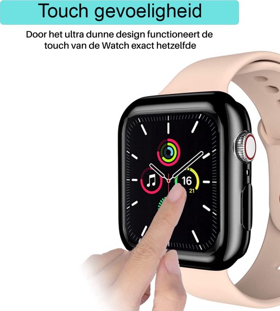 Vinger raakt een Apple Watch aan met transparant hoesje, wijzerplaat toont '16 12 21'.