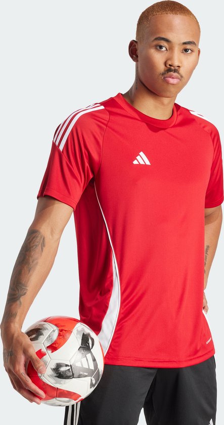 Rood sportshirt voor heren met witte accenten op de schouders en zijkanten. Het shirt heeft korte mouwen en een ronde hals.