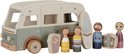 Houten camper met een familie van vijf poppetjes, surfplank en koffers. Beige en groen.