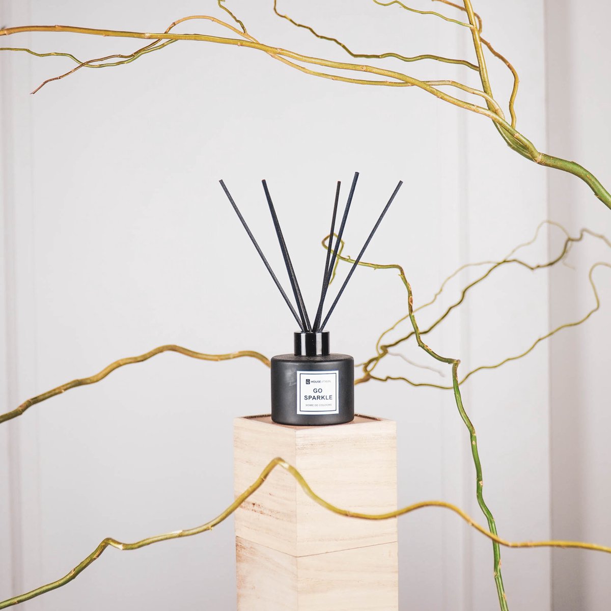 Geurstokjes 100ml Go Sparkle geur van amber mix zwart wit incl. 6 rattan sticks amber