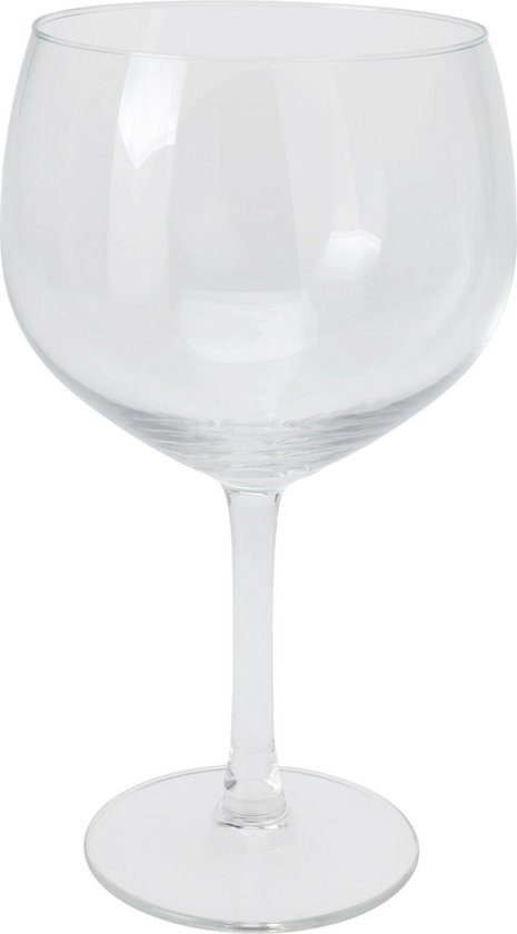 Een leeg, transparant gin tonic glas met een bolle kelk en een lange steel.