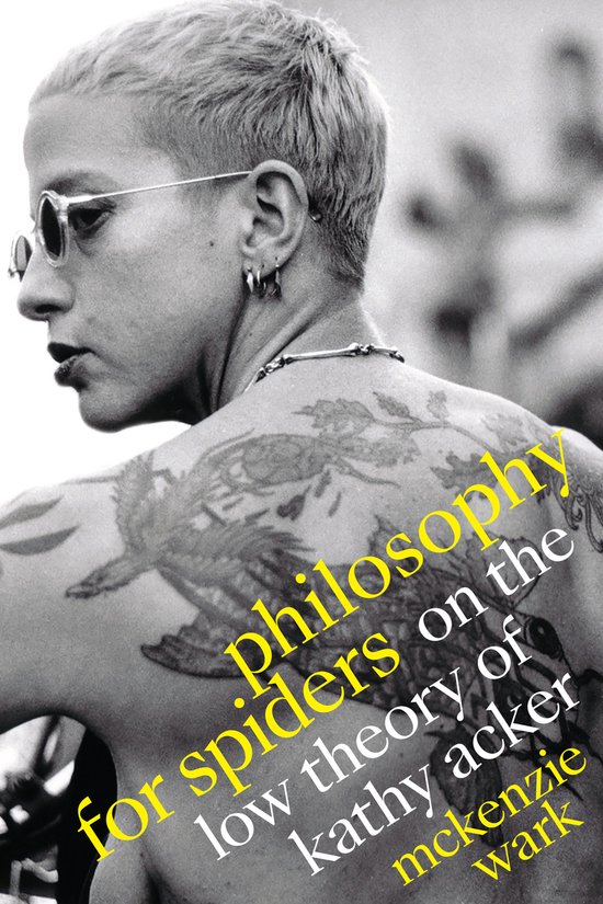 Een vrouw met kort blond haar en tatoeages op haar rug, met de tekst 'philosophy for spiders on the low theory of kathy acker mckenzie wark'.