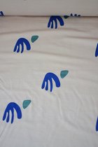 Tricot Wisj beige met blauwe vormpjes The modest one 1 meter - modestoffen voor naaien - stoffen