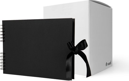 Een zwart plakboek met een zwarte lintstrik, naast een open witte geschenkdoos.
