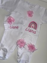 SZN Designs - Kraamcadeau meisje - Pyjama set - Regenboog - Roze - Geborduurd met naam
