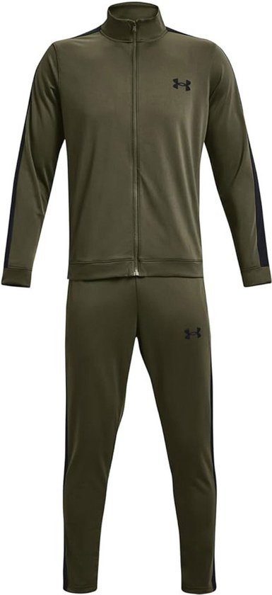 Groen Under Armour trainingspak met zwarte strepen op de mouwen en zijkanten van de broek. Zwarte logo's.