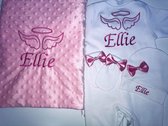 SZN Designs - Kraamcadeau meisje - Pyjama set met deken - Engelen vleugels - Roze/Fuchsia - Geborduurd met naam