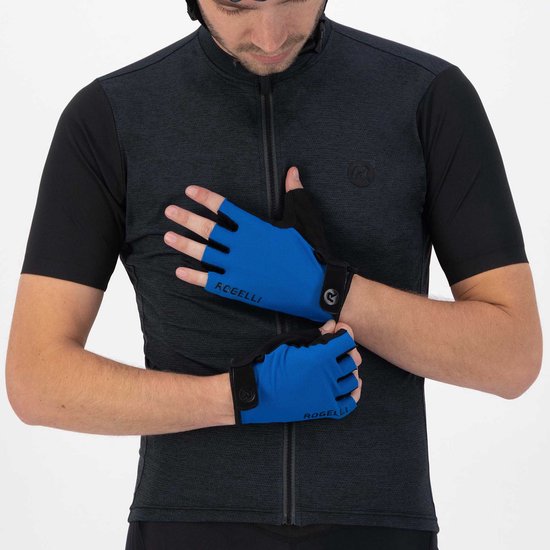 Man met blauwe Rogelli fietshandschoenen en donker shirt. De handschoen is bedrukt met 'Rogelli'.