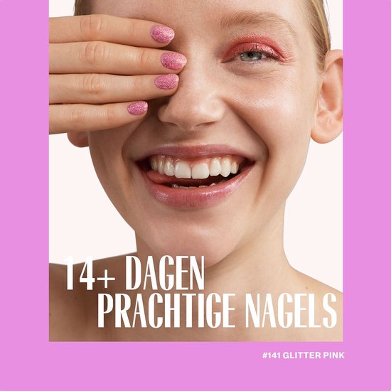 Vrouw met glinsterende roze nagellak, toont 14+ dagen prachtige nagels. Kleur: 141 Glitter Pink.