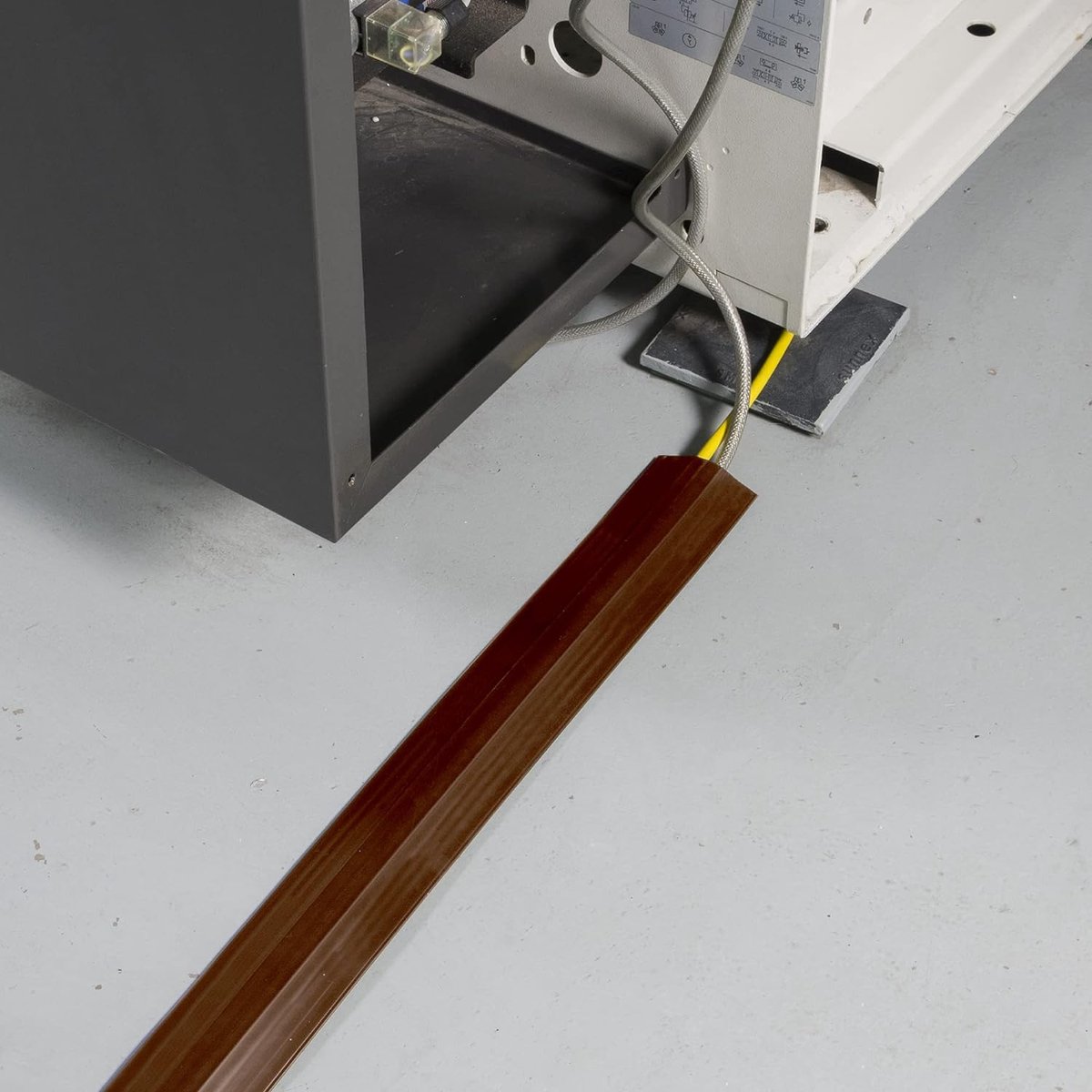 Vloerkabelbeschermer, snoerbeschermer, voorgesneden achterkant, beschermt kabels en voorkomt struikelgevaar – kabelopening 17 mm (B) x 9 mm (H) – 4,5 meter lang, bruin