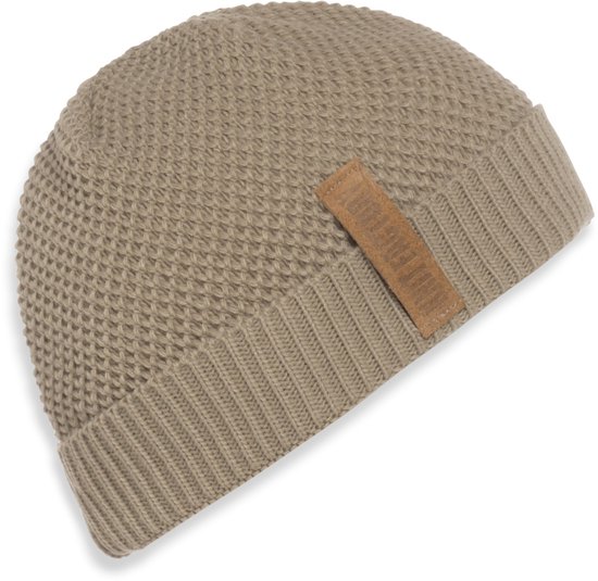 Olijfgroene gebreide muts van Knit Factory met wafelpatroon en bruin leren merklabel.