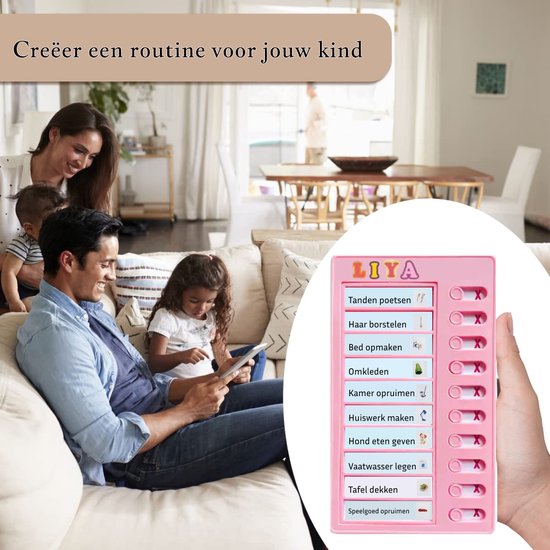 Familie op de bank met roze planbord. Vader kijkt op tablet, moeder met kinderen.