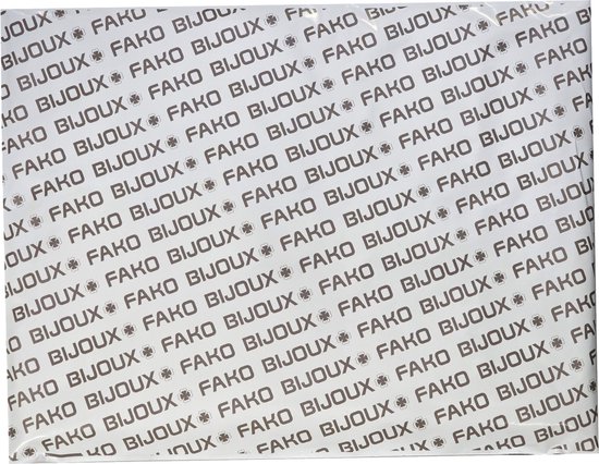 Witte verpakking met een patroon van 'FAKO BIJOUX' in grijs.