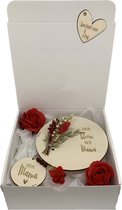 Geschenkbox MAMA | rood | bloem | droogbloemen | sleutelhanger | mama | liefste mama | Moederdag | de liefste ben jij | cadeau | geschenkbox