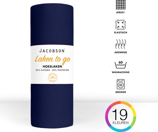 Drap bleu marine enroulé "Laken to go", 50% coton, 50% polyester. Icônes montrent jersey, élastique, respirant, machine à laver, sèche-linge et 19 couleurs.