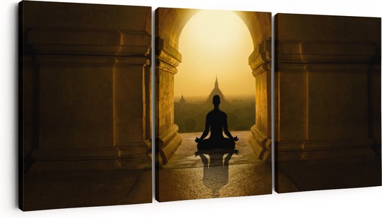 Artaza Canvas Schilderij Drieluik Man Doet Yoga In Een Boeddha Tempel - 180x80 - Groot - Foto Op Canvas - Canvas Print