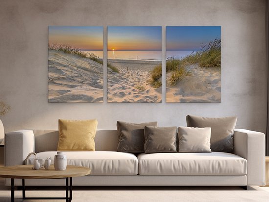 Triptyque du coucher de soleil sur la mer, photographié depuis un chemin de dune. Lumière chaude et orangée.
