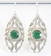 Lange opengewerkte zilveren oorbellen met smaragd
