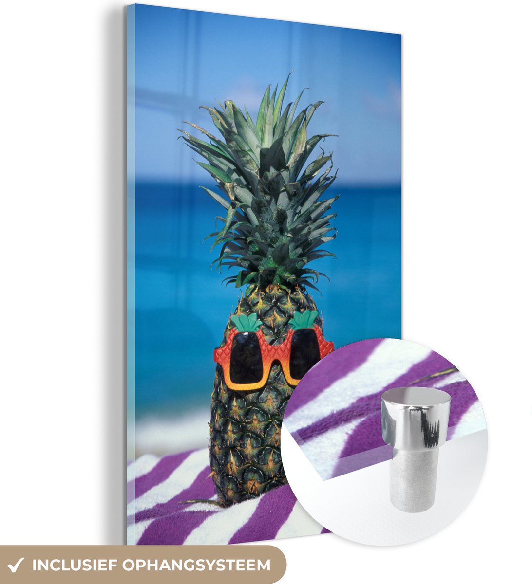 ® Glasschilderij 60x90 cm - Schilderij acrylglas - Een ananas met een zonnebril op de Nederlandse Antillen - Foto op glas - Muurdecoratie woonkamer - Wanddecoratie slaapkamer - Schilderijen