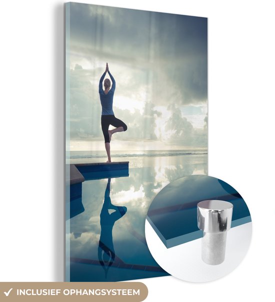 Foto: Muchowow glasschilderij 40x60 cm schilderij acrylglas een vrouw beoefend yoga in de buurt van een zwembad foto op glas schilderijen