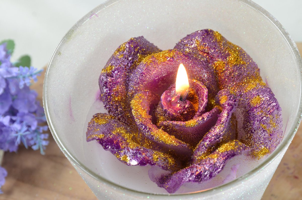 Candles by Milanne - XXL Rooskaars in Paars met gouden glitters in prachtig glas, 14 cm - BEKIJK VIDEO