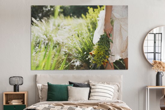 Peintures sur Toile - Femme portant des fleurs dans le jardin - 150x100 cm - Décoration murale
