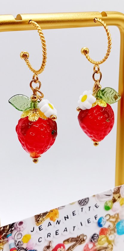 Jeannette-Creatief® - Chique - Strawberry Red Earrings - Dames Oorbellen - Oorbellen met Aardbeien - Strawberry - Red - Rode Oorbellen - Gouden Oorbellen - Gouden Oorringen - Oorringen met bedels - Moederdag - Bloem - Daisy - Madeliefje - Flower
