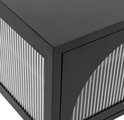 Coin d'un meuble noir avec verre rayé sur le côté et détail incurvé sur le panneau avant.