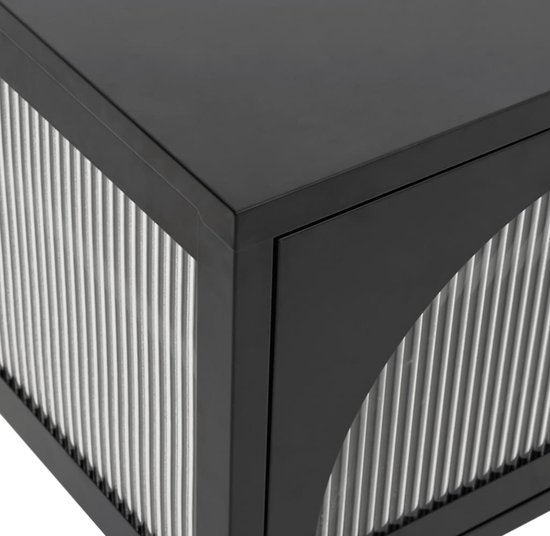 Coin d'un meuble noir avec verre rayé sur le côté et détail incurvé sur le panneau avant.