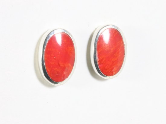 Ovale hoogglans zilveren oorstekers met rode koraal steen