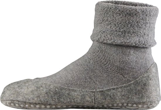 Zijzicht van een grijze Falke pantoffelsok met omslagboord en een verstevigde zool met antislip nopjes.