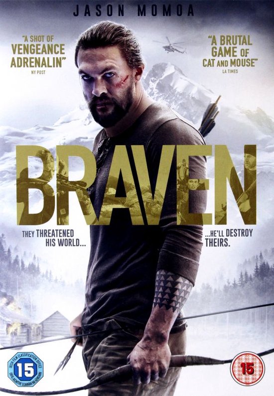 Voorkant DVD hoes: Jason Momoa met baard, paardenstaart, bebloed gezicht, die een boog en pijl vasthoudt. Gedetailleerde tatoeages op zijn arm. Tekst: "BRAVEN"
