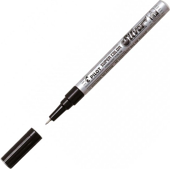 Zilveren Pilot Super Color stift met Extra Fine tip, dop eraf.