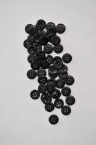 Ronde zwarte met opstaand randje 4 gaats knopen. 13 mm. Zakje van 50 stuks.