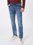 Model draagt een slim fit jeans in light stone wash denim met een donkerrood shirt.