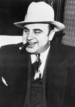 ✅ Al Capone • Smoking Sigar Canvas 90x60 cm • Foto print op Canvas schilderij ( Wanddecoratie woonkamer / slaapkamer / keuken / kantoor / bar / restaurant ) / Al Capone Canvas Schilderijen / Poster