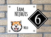 Naambordje voordeur met hondenras Akita, wit naambordje met zwart huisnummer
