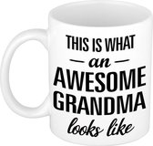 This is what an awesome grandma looks like cadeau mok / beker - 300 ml - verjaardag - kado mok / beker