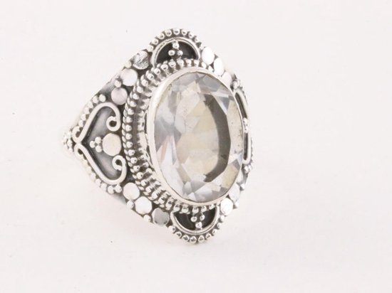 Bewerkte zilveren ring met bergkristal - maat 18.5