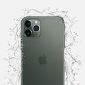 Achterkant van een groene iPhone 11 Pro omringd door een water splash.