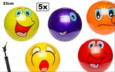 5x Speel voetbal smiling face 23 cm in verschillende kleuren met ballenpomp  - voetbal speelbal strand straat bal