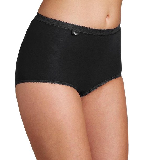 Zwarte dames maxi slip met kanten boord aan de taille en beenopeningen. Sloggi logo op de linker heup.