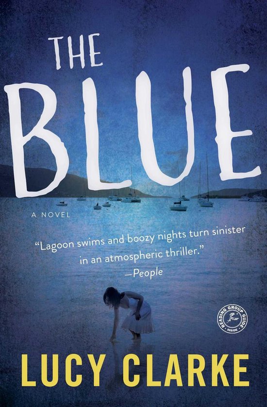 De kaft van het boek 'The Blue' toont een vrouw in een witte jurk aan de rand van het water, met op de achtergrond boten. De titel 'THE BLUE' is groot en wit afgebeeld.
