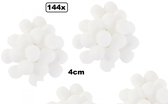 144x Pom Pom 4 cm wit - decoratie materiaal thema feest kleding accessoires