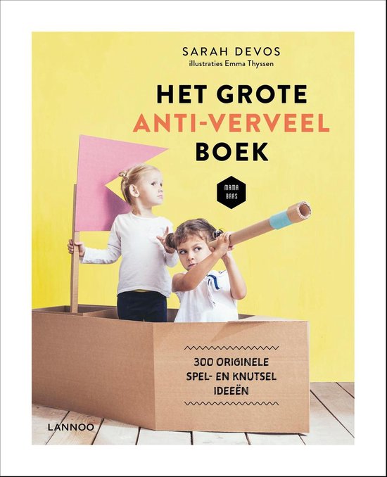 Boekomslag 'Het grote anti-verveelboek' met twee meisjes in een kartonnen boot. Een meisje kijkt door een telescoop.