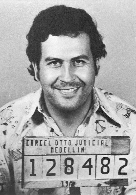 Pablo Escobar - Mugshot Canvas - Foto print op Canvas schilderij (Wanddecoratie woonkamer / slaapkamer / keuken / kantoor / bar / restaurant) / Pablo Escobar Canvas Schilderijen / Poster